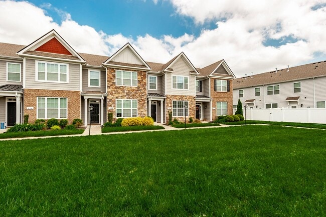 342 Manor Row in Pleasant View, TN - Building Photo - Building Photo