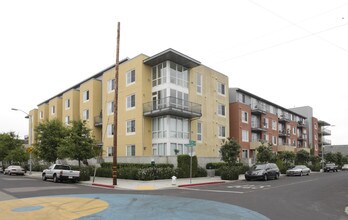 Harbor Walk in Oakland, CA - Foto de edificio - Building Photo
