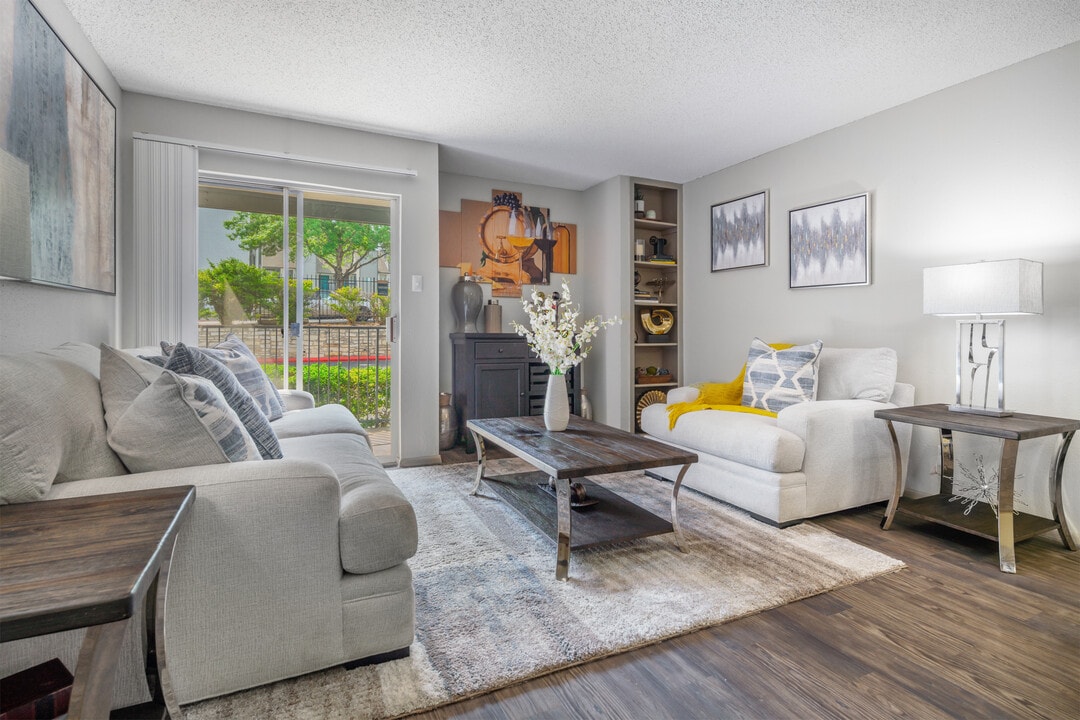 The Lennox in San Antonio, TX - Building Photo