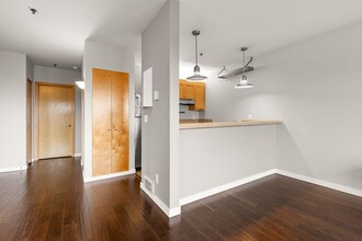 423 NW Uptown Terrace in Portland, OR - Building Photo - Building Photo