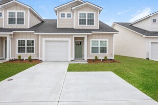 1015 Walker Point Way in Brunswick, GA - Building Photo