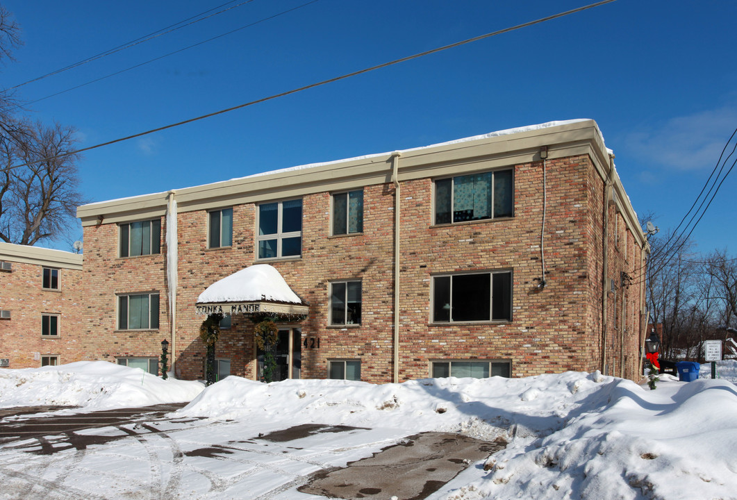 Tonka Manor in Excelsior, MN - Building Photo