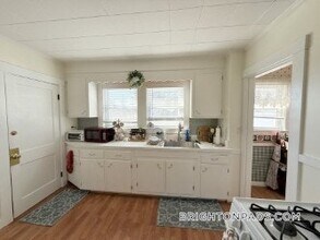 81 Cresthill Rd in Boston, MA - Foto de edificio - Building Photo