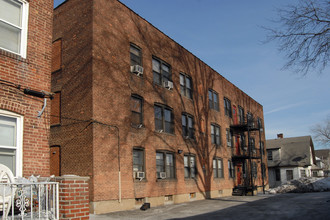 Heath Court in Palisades Park, NJ - Foto de edificio - Building Photo