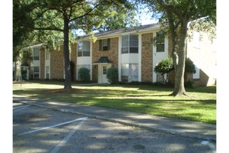 Colonial Manor Apartments in Pascagoula, MS - Building Photo - Building Photo