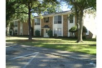 Colonial Manor Apartments in Pascagoula, MS - Building Photo - Building Photo