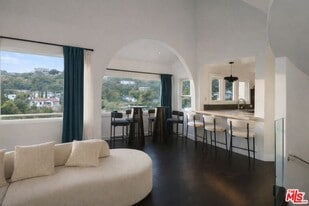 8810 Hollywood Blvd in Los Angeles, CA - Building Photo