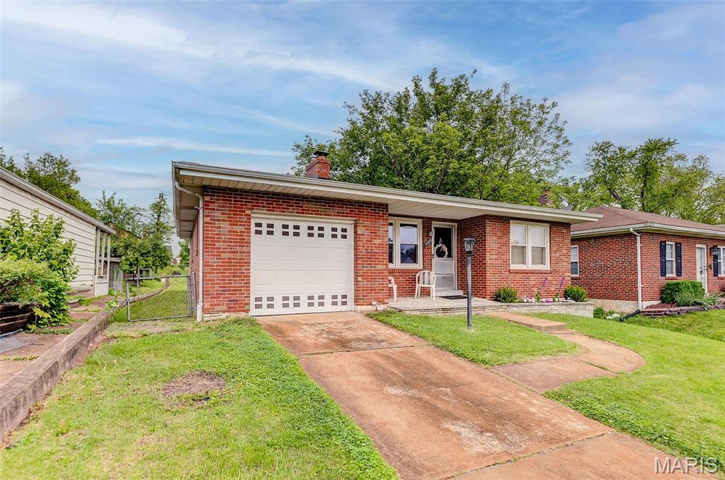 9319 Aster Ave in Affton, MO - Building Photo