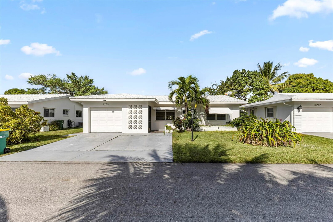 6709 NW 72nd St in Tamarac, FL - Building Photo