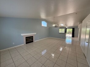 3605 Effingham Ln in Modesto, CA - Foto de edificio - Building Photo