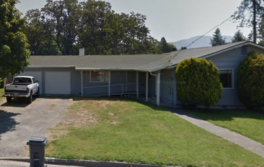 119 SW Hall St in Grants Pass, OR - Building Photo