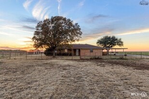 5639 Johnson Rd in Iowa Park, TX - Building Photo