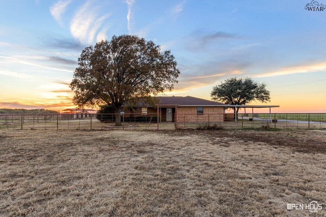 5639 Johnson Rd in Iowa Park, TX - Building Photo