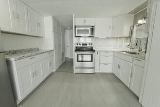 8520 SW 18th Ct in Davie, FL - Foto de edificio - Building Photo