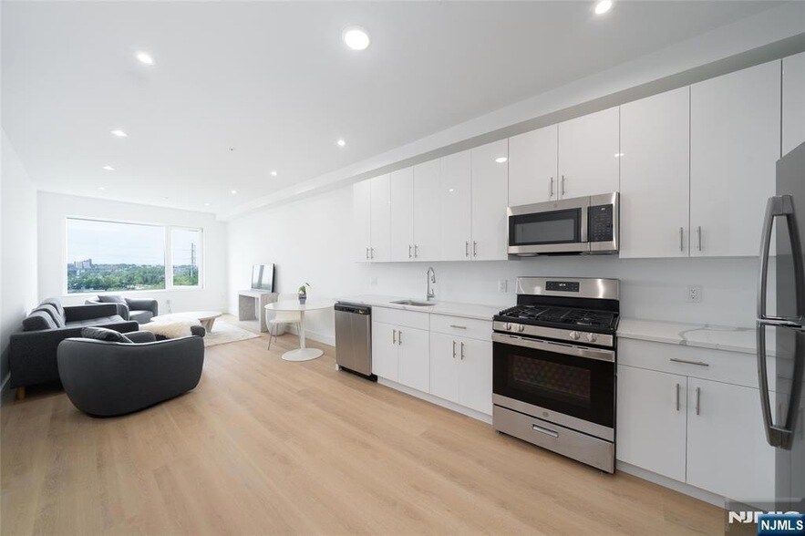 3309 Liberty Ave, Unit 204 in North Bergen, NJ - Foto de edificio