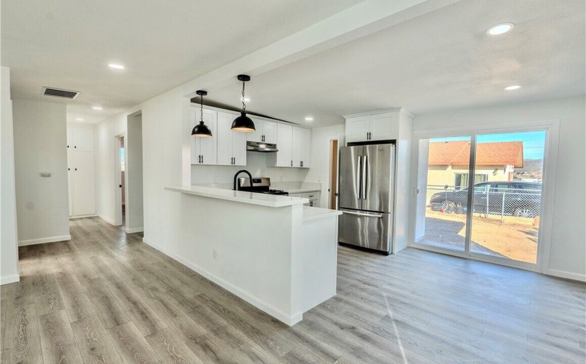 330 N Muriel Dr in Barstow, CA - Building Photo