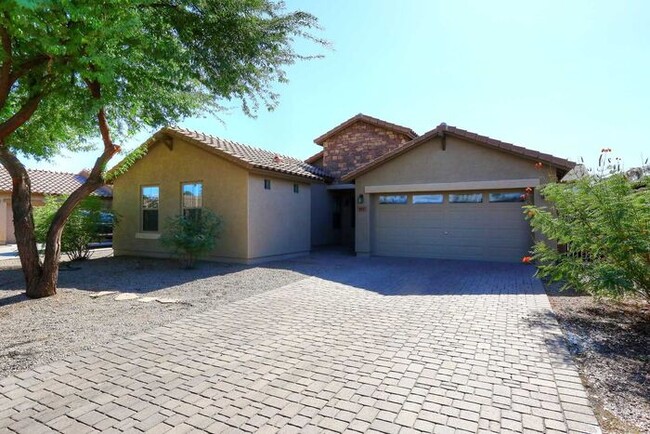 827 W Desert Valley Dr in San Tan Valley, AZ - Foto de edificio - Building Photo