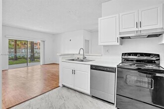 6928 SW 39th St in Davie, FL - Building Photo - Building Photo