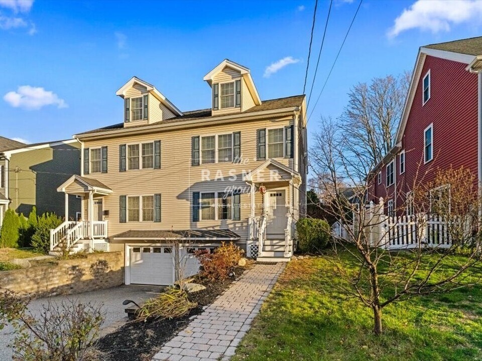 17 Beacon St in Arlington, MA - Building Photo