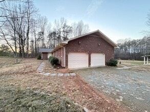 6811 Oakdale Rd in Liberty, NC - Building Photo - Building Photo