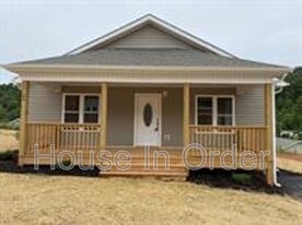 60 Patriot Pl in Mars Hill, NC - Building Photo