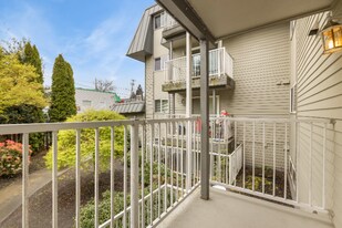 11540 Pinehurst Way NE in Seattle, WA - Building Photo