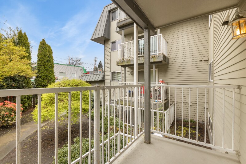 11540 Pinehurst Way NE in Seattle, WA - Building Photo