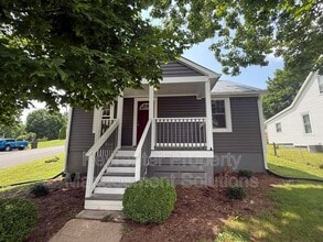 202 Grubert Ave in Staunton, VA - Foto de edificio - Building Photo