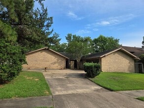 4242 Honey Oaks Dr in Seabrook, TX - Foto de edificio - Building Photo