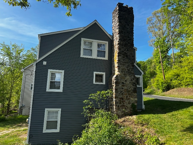 395 Old Waterbury Rd in Southbury, CT - Building Photo - Building Photo