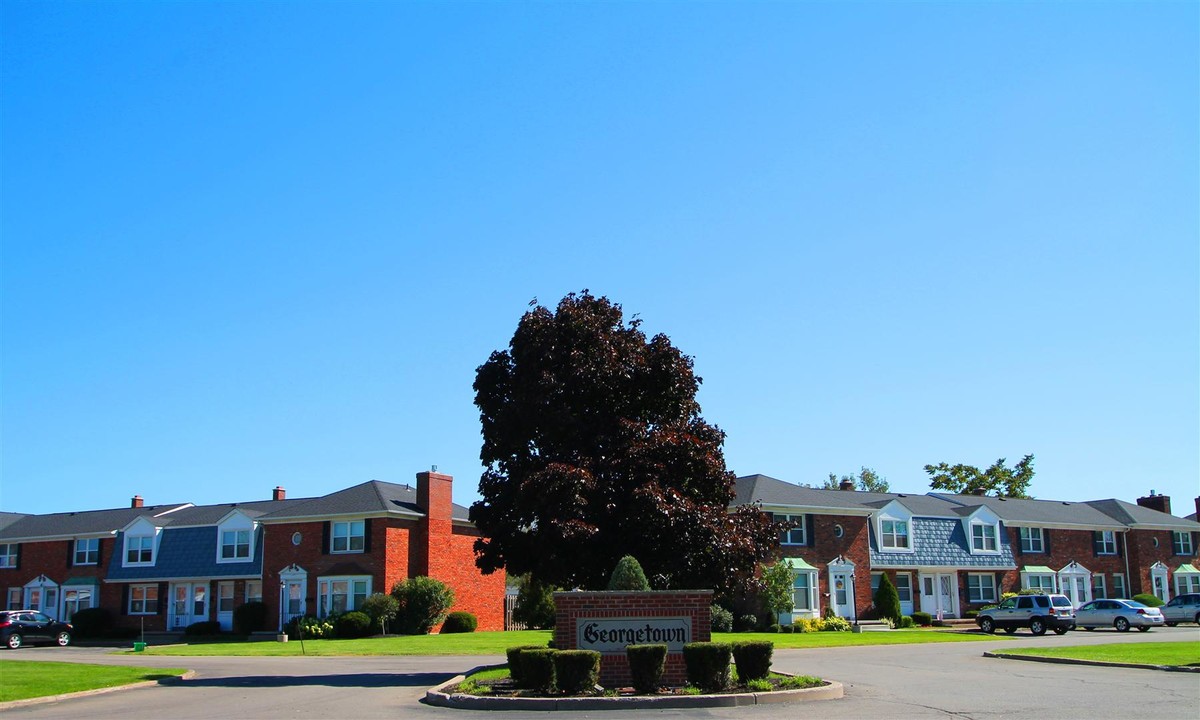 Georgetown Apartments in Williamsville, NY - Building Photo