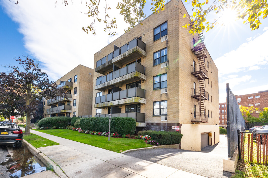 Jackson Terrace in Mineola, NY - Foto de edificio