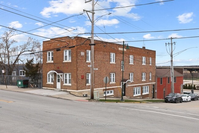 property at 226 E Illinois St