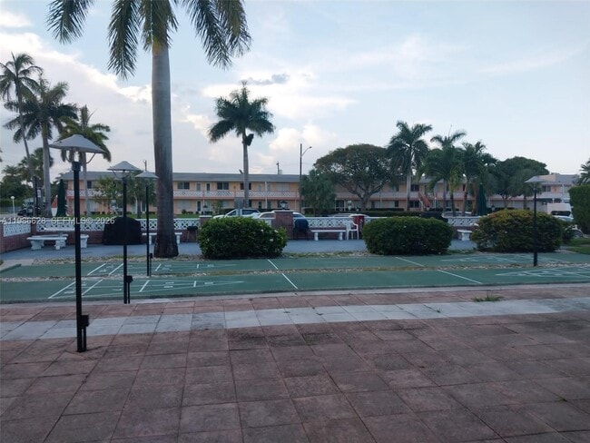 1050 Atlantic Shores Blvd in Hallandale Beach, FL - Building Photo - Building Photo