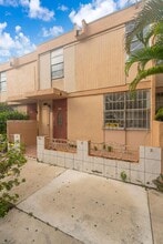 6011 SW 69th St in South Miami, FL - Building Photo - Building Photo