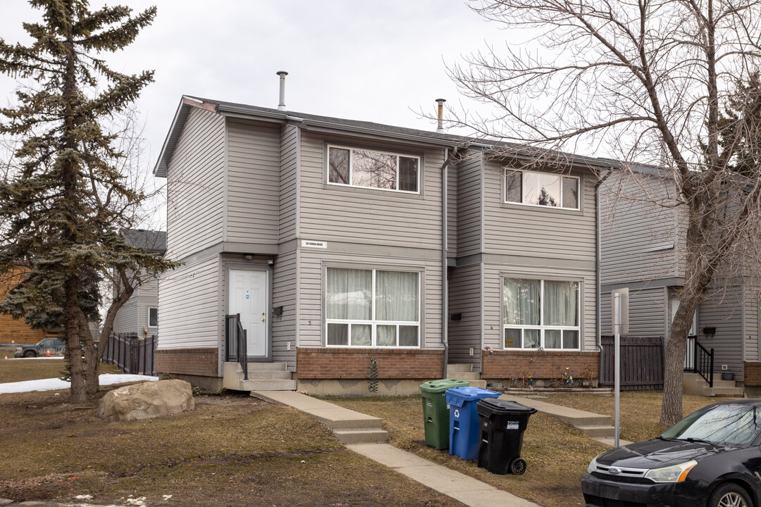 28 Fonda Dr SE in Calgary, AB - Building Photo