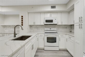 1220 Wildwood Lakes Blvd in Naples, FL - Building Photo - Building Photo