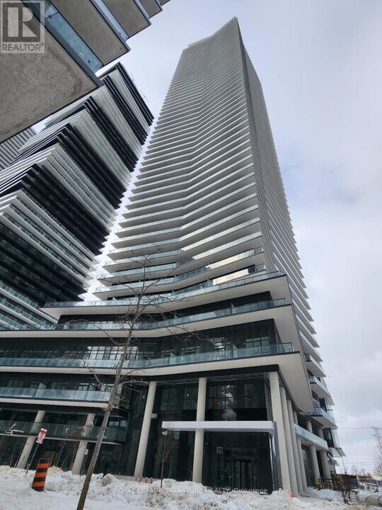 38 Annie Craig Dr in Toronto, ON - Building Photo