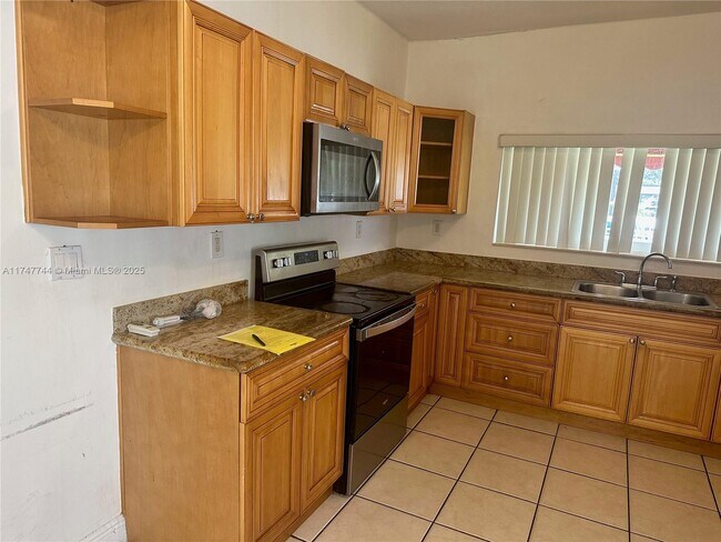 621 NW 23rd Pl-Unit -A in Miami, FL - Building Photo - Building Photo