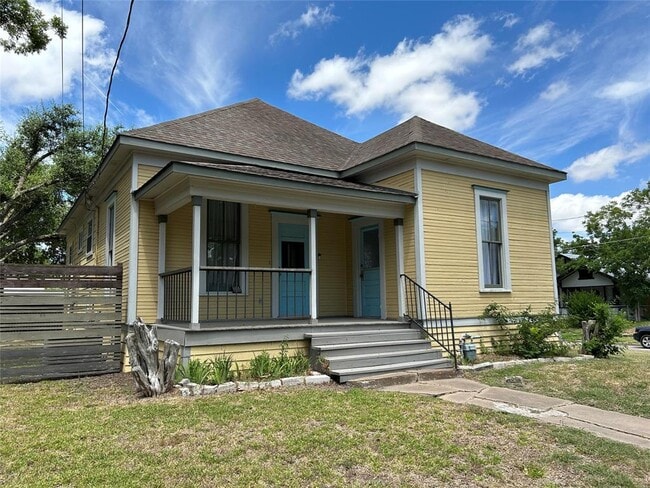 1009 Kimbro St in Taylor, TX - Building Photo - Building Photo