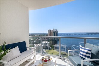 3000 Oasis Grand Blvd in Ft. Myers, FL - Foto de edificio - Building Photo