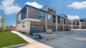 Oak Creek at University Place in Arlington, TX - Building Photo