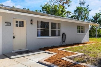 6243 Carlton Ave in Sarasota, FL - Building Photo - Building Photo