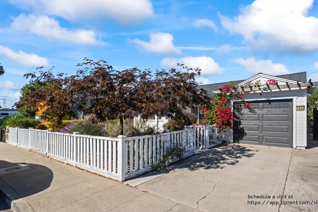 1929 Shoreview Ave in San Mateo, CA - Building Photo