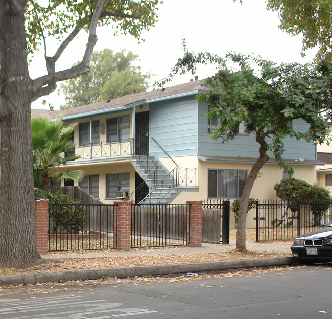 743 Worcester Ave in Pasadena, CA - Foto de edificio - Building Photo