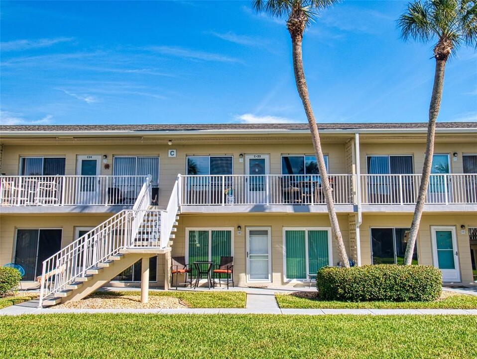 335 Causeway N in New Smyrna Beach, FL - Foto de edificio