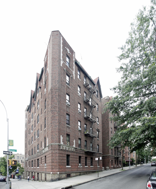 2870 Marion Ave in Bronx, NY - Foto de edificio - Building Photo