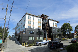 4400 Alaska in Seattle, WA - Foto de edificio - Building Photo