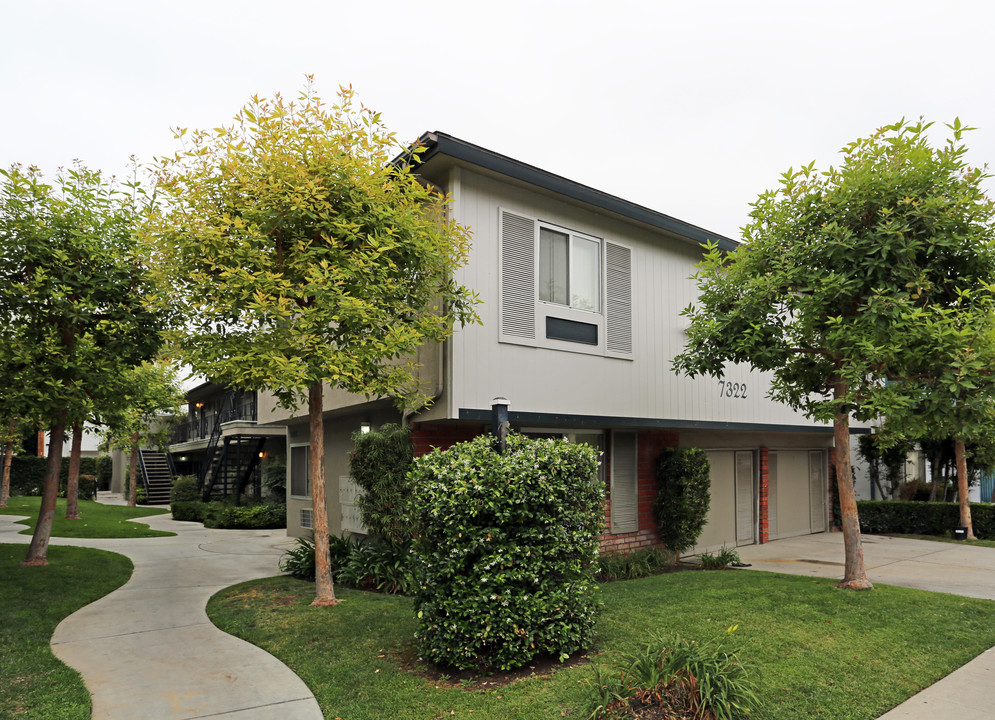 Newlin Village Apartments in Whittier, CA - Foto de edificio