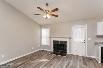 3957 Edgebrook Dr in Flowery Branch, GA - Building Photo - Building Photo